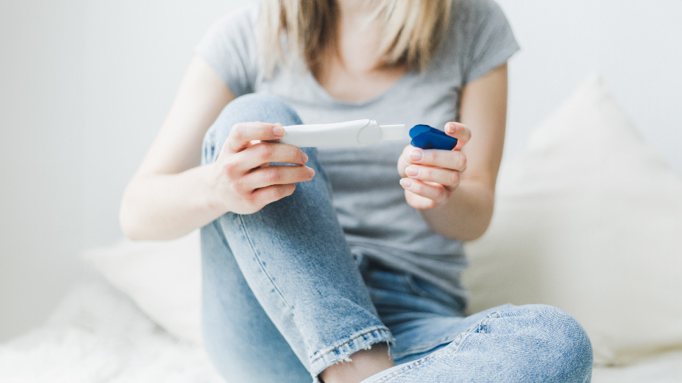 nerudol - stock.adobe.com Frau mit Schwangerschaftstest